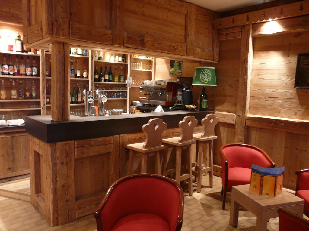 Logis Le Pont De Champ Hotell Beaucroissant Eksteriør bilde